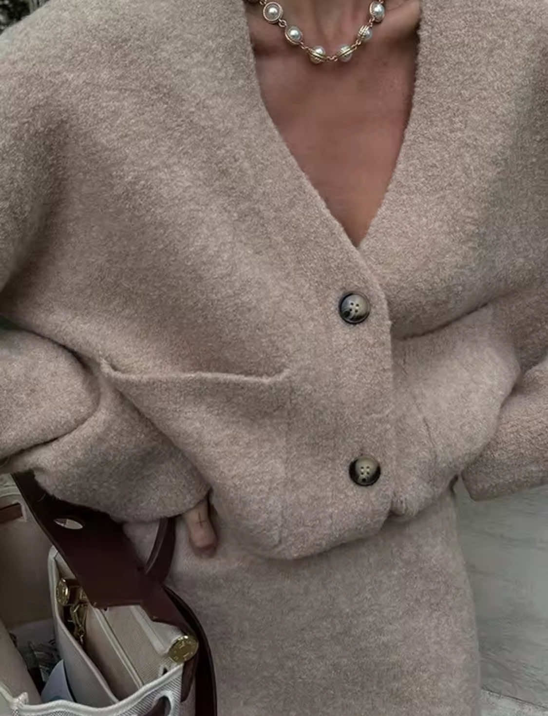 Marelle – komplet Beż / Beige – widok z przodu, miękka dzianina i duże guziki