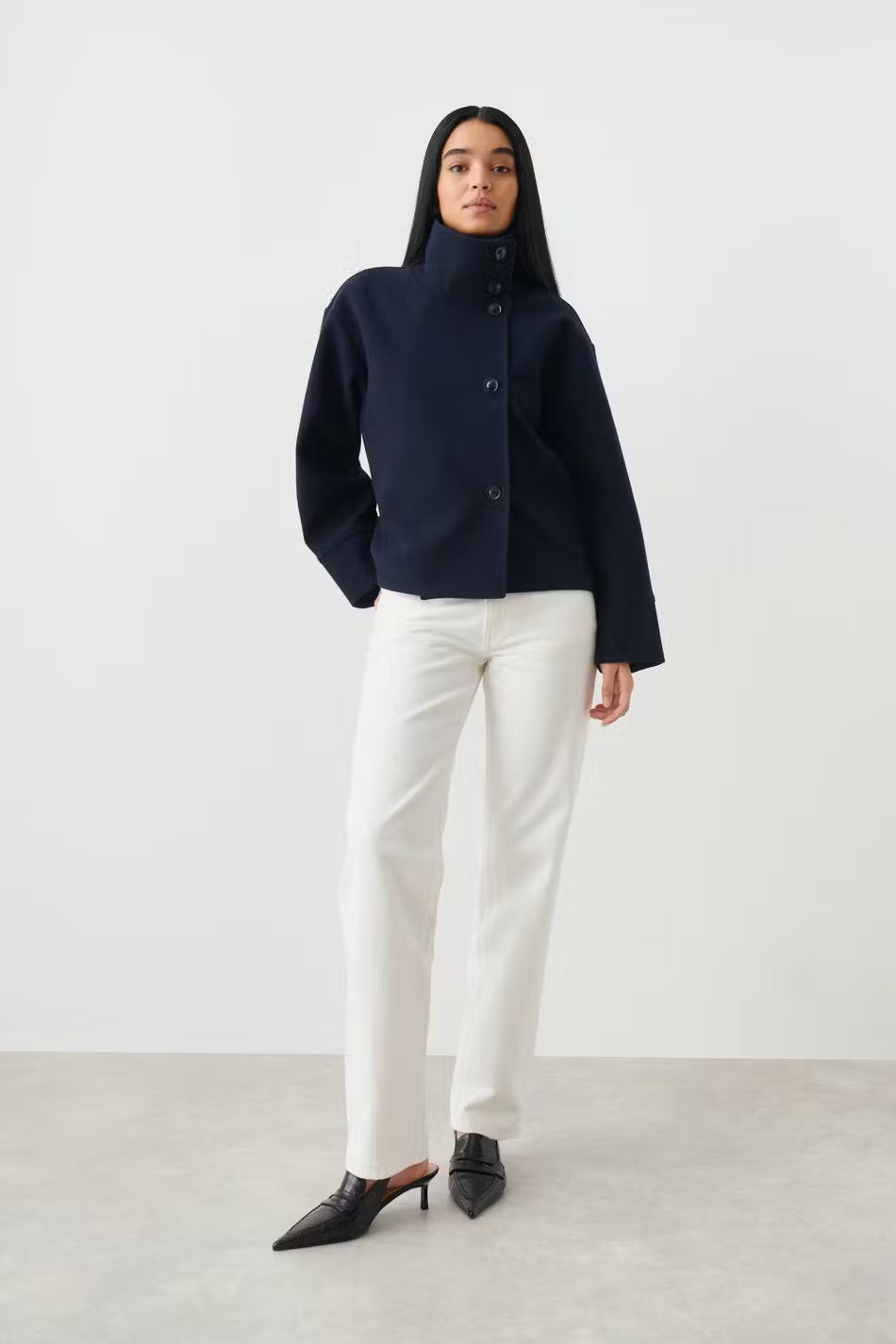 Modelka w granatowym płaszczu Norava – elegancki look