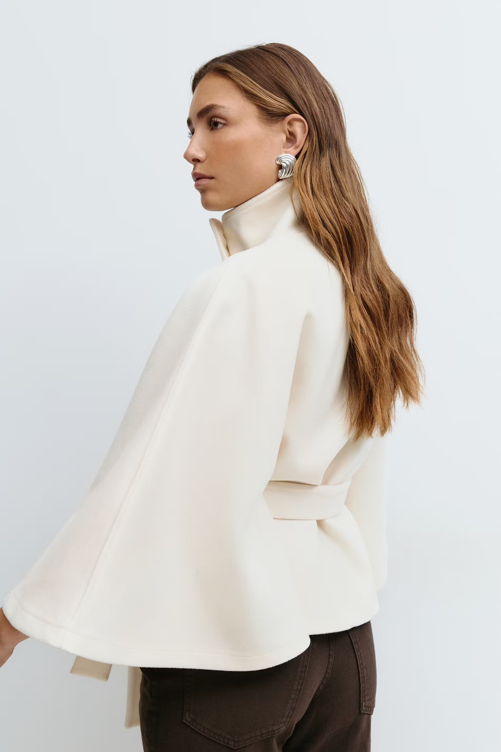 Modelka w kremowym płaszczu Loreza Cape – elegancki look