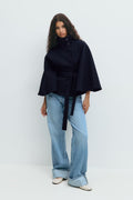 Modelka w granatowym płaszczu Loreza Cape – casual look