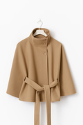 Płaszcz Loreza Cape camel – zawieszony na wieszaku