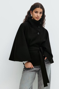 Modelka w czarnym płaszczu Loreza Cape – nowoczesny styl