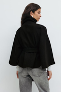 Modelka w czarnym płaszczu Loreza Cape – nowoczesny styl