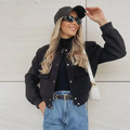 Kobieta w czarnej kurtce Emilia Bomber z jeansami i czapką