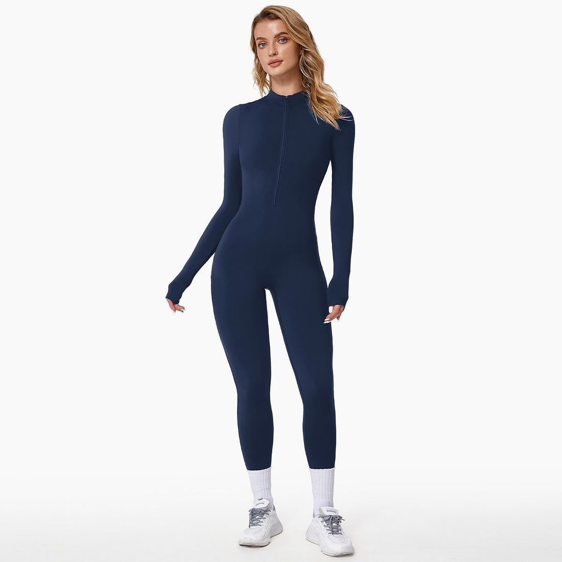 Modelka w granatowym kombinezonie MovePro
