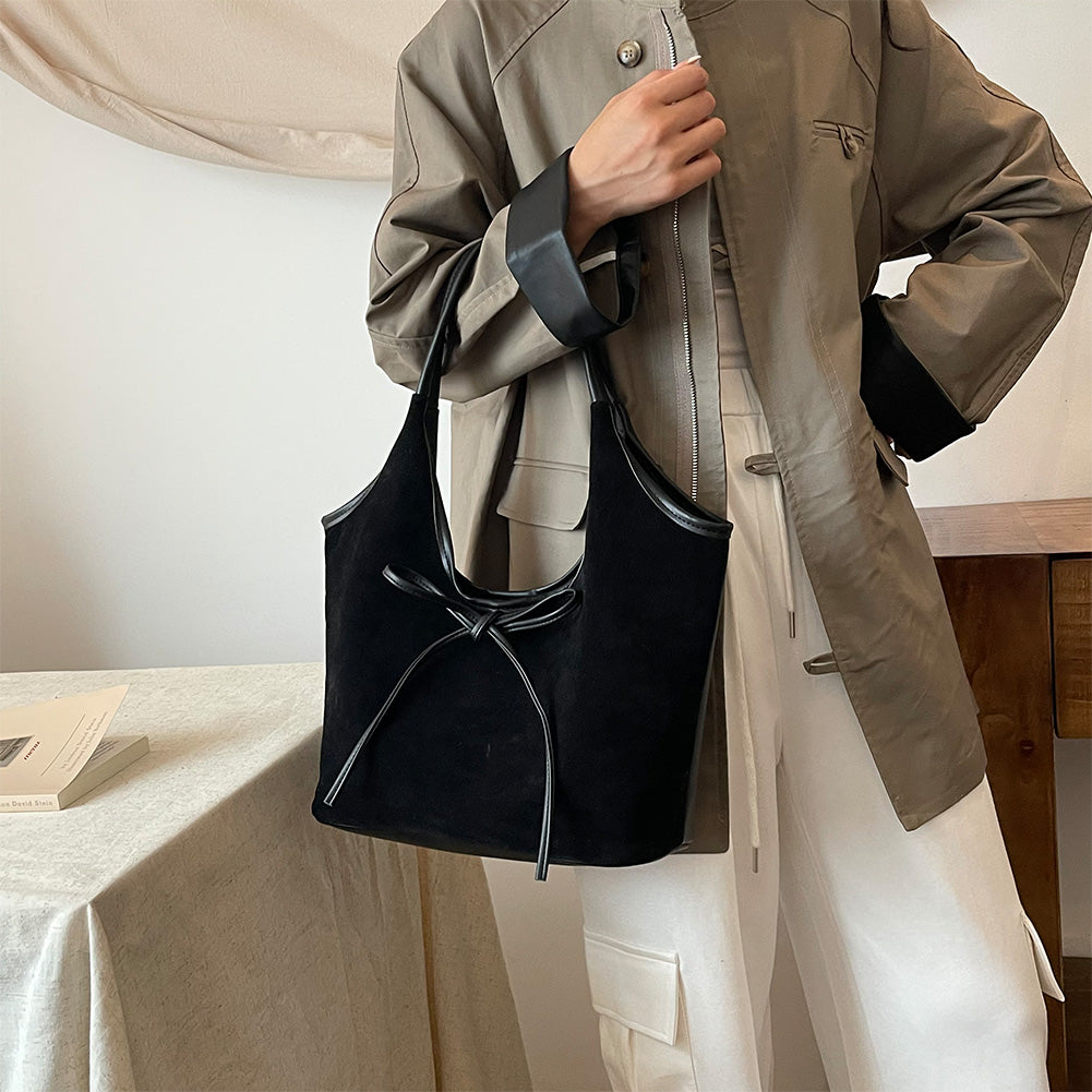 Modelka z czarną Lily Bow Bag na ramieniu – miejski look