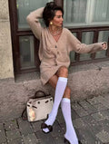 Marelle – beżowy zestaw Beż / Beige – siedząca poza, kardigan z dekoltem V.