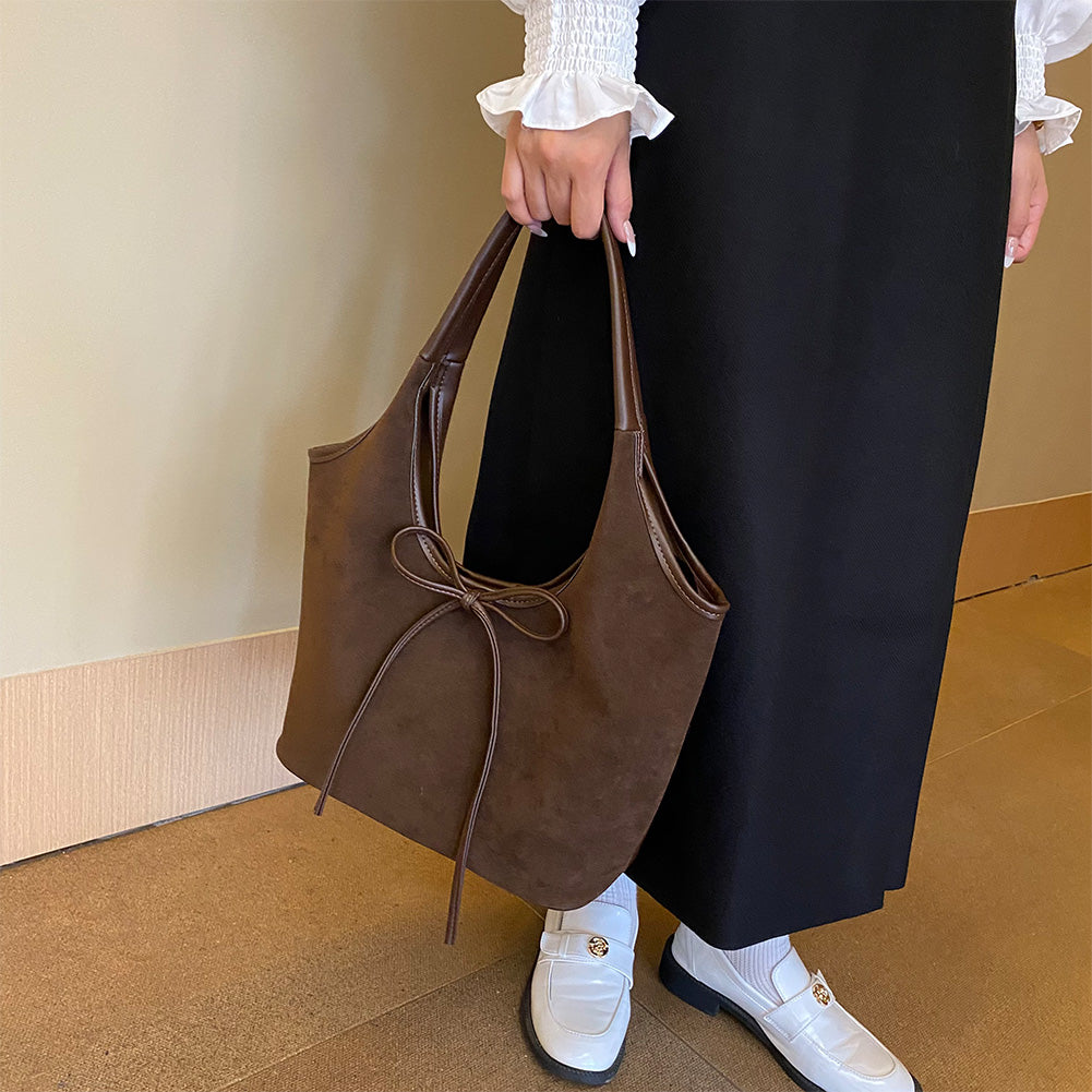 Modelka z brązową Lily Bow Bag – stylowy jesienny outfit