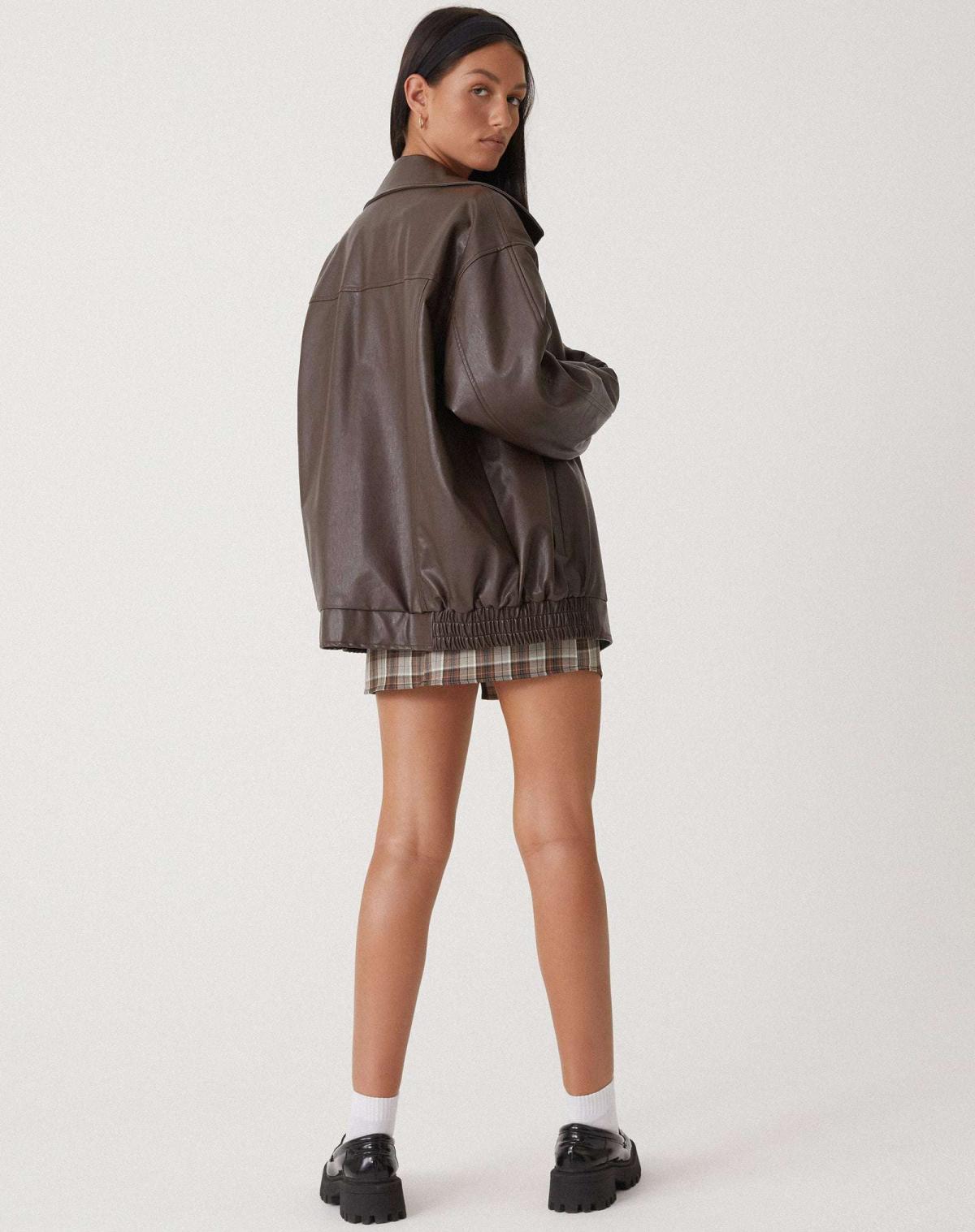 Michelle Oversized kurtka streetstyle – siedząca poza domem stylizacja