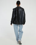 Michelle Oversized kurtka – czarna wersja z jeansami