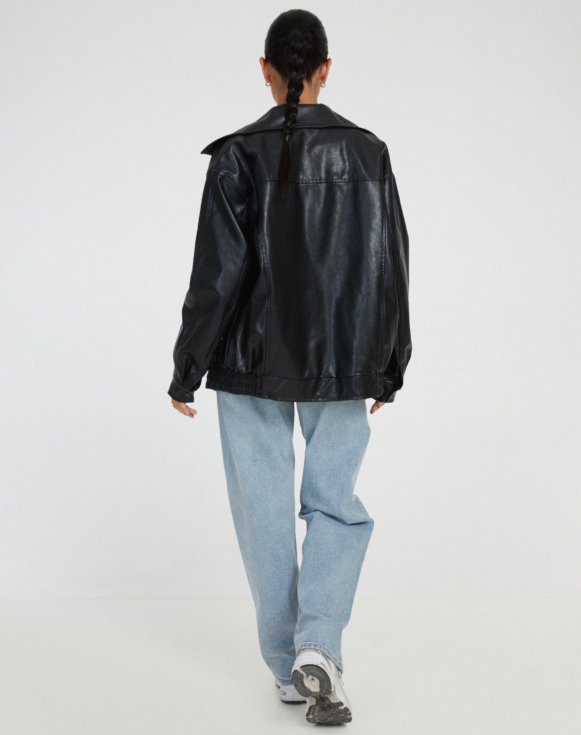 Michelle Oversized kurtka – czarna wersja z jeansami