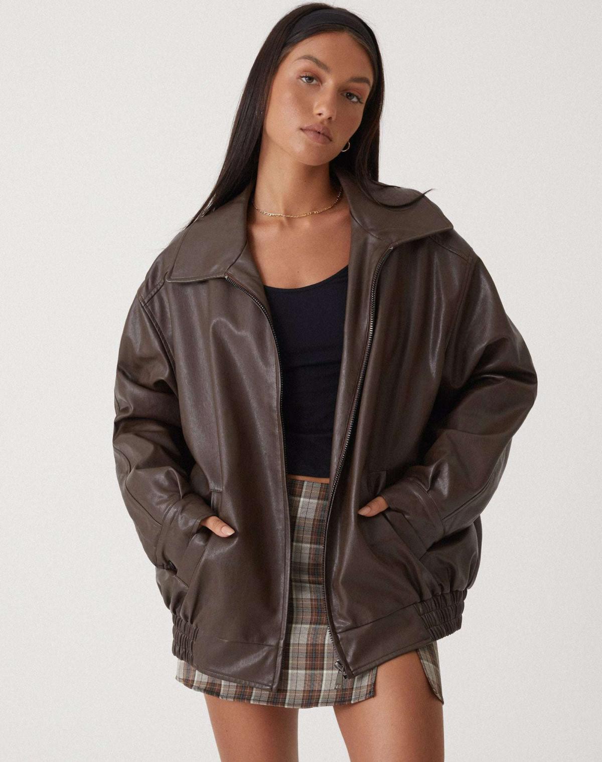 Michelle Oversized skórzana kurtka – przód stylizacja z krótką spódnicą