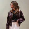 Modelka w kurtce Berry Luxe