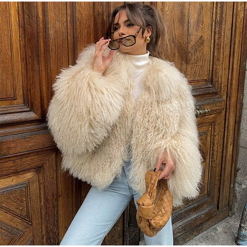 Beżowy płaszcz Averelle z długim sztucznym futerkiem – elegancki styl boho