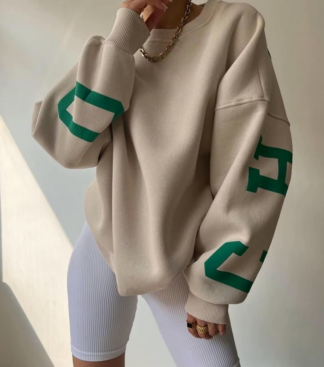 Chicago Vibes bluza beżowa z zielonym nadrukiem