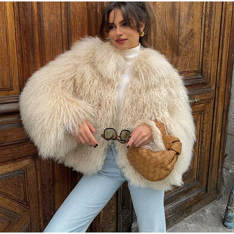 Beżowy płaszcz Averelle z długim sztucznym futerkiem – elegancki styl boho