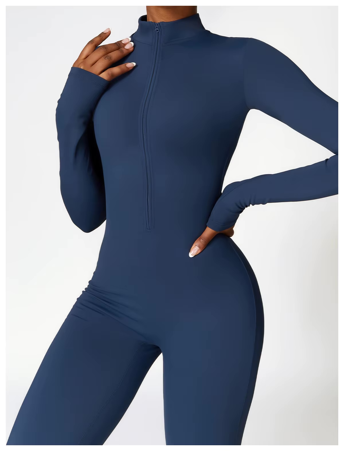 Modelka w granatowym kombinezonie MovePro