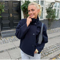 Uliczny look z płaszczem Norava granatowym – styl casual