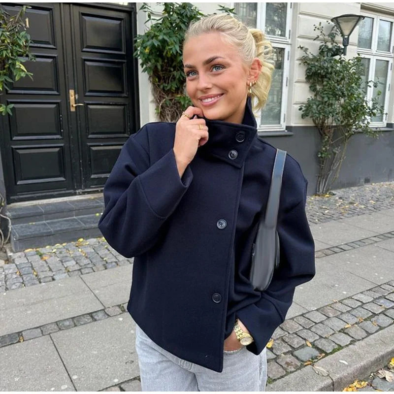 Uliczny look z płaszczem Norava granatowym – styl casual