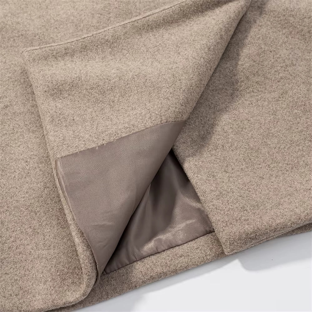 Lorayne – beżowa kurtka oversize z podwójnymi guzikami / Beige – elegancki, ciepły ton.