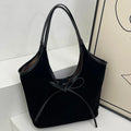 Czarna Lily Bow Bag – klasyczna wersja w stylu street chic