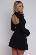 Modelka w czarnej sukience – poza bokiem, elegancki look