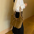 Modelka z bordową Lily Bow Bag – kobiecy akcent w stylizacji