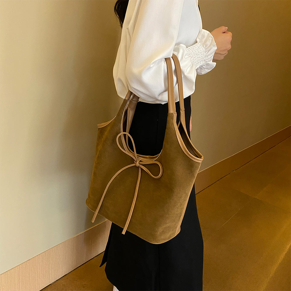Modelka z bordową Lily Bow Bag – kobiecy akcent w stylizacji
