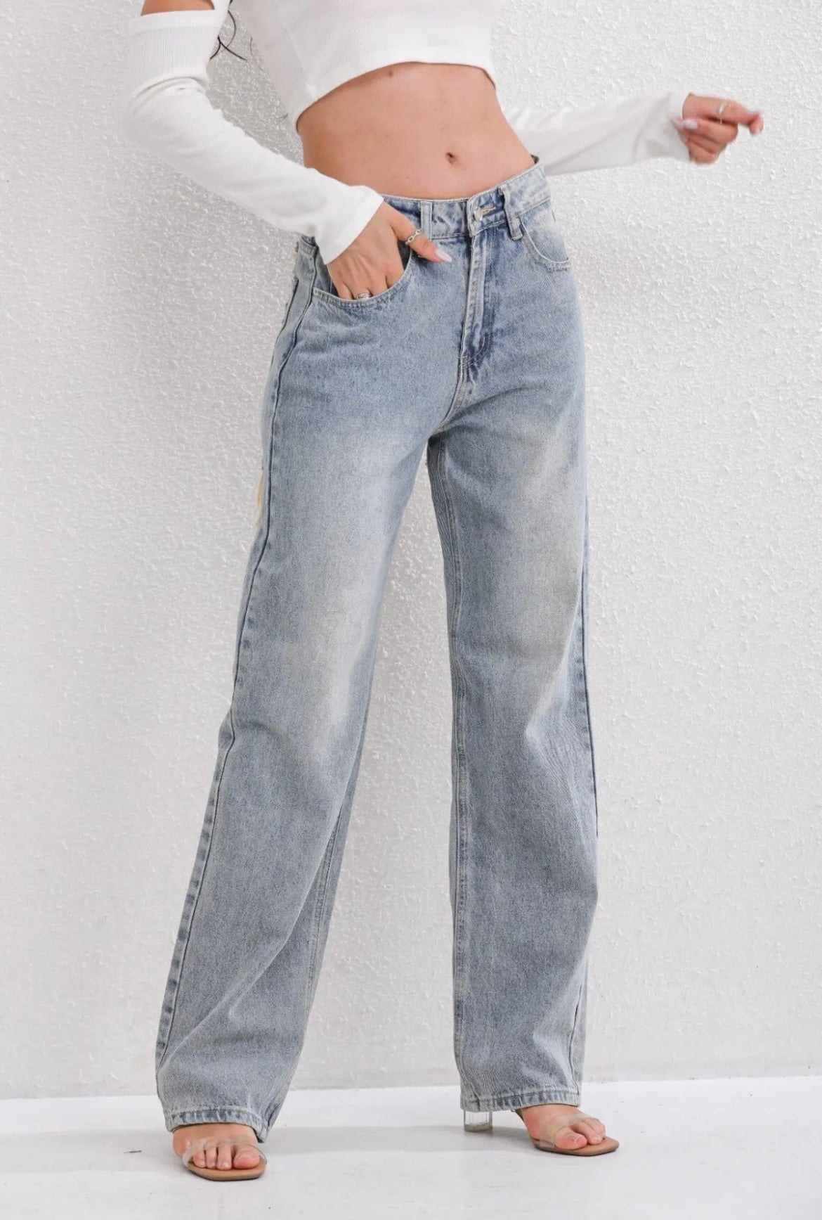 Noja jeansy w stylu streetwear – dwie kobiety w jeansach Noja