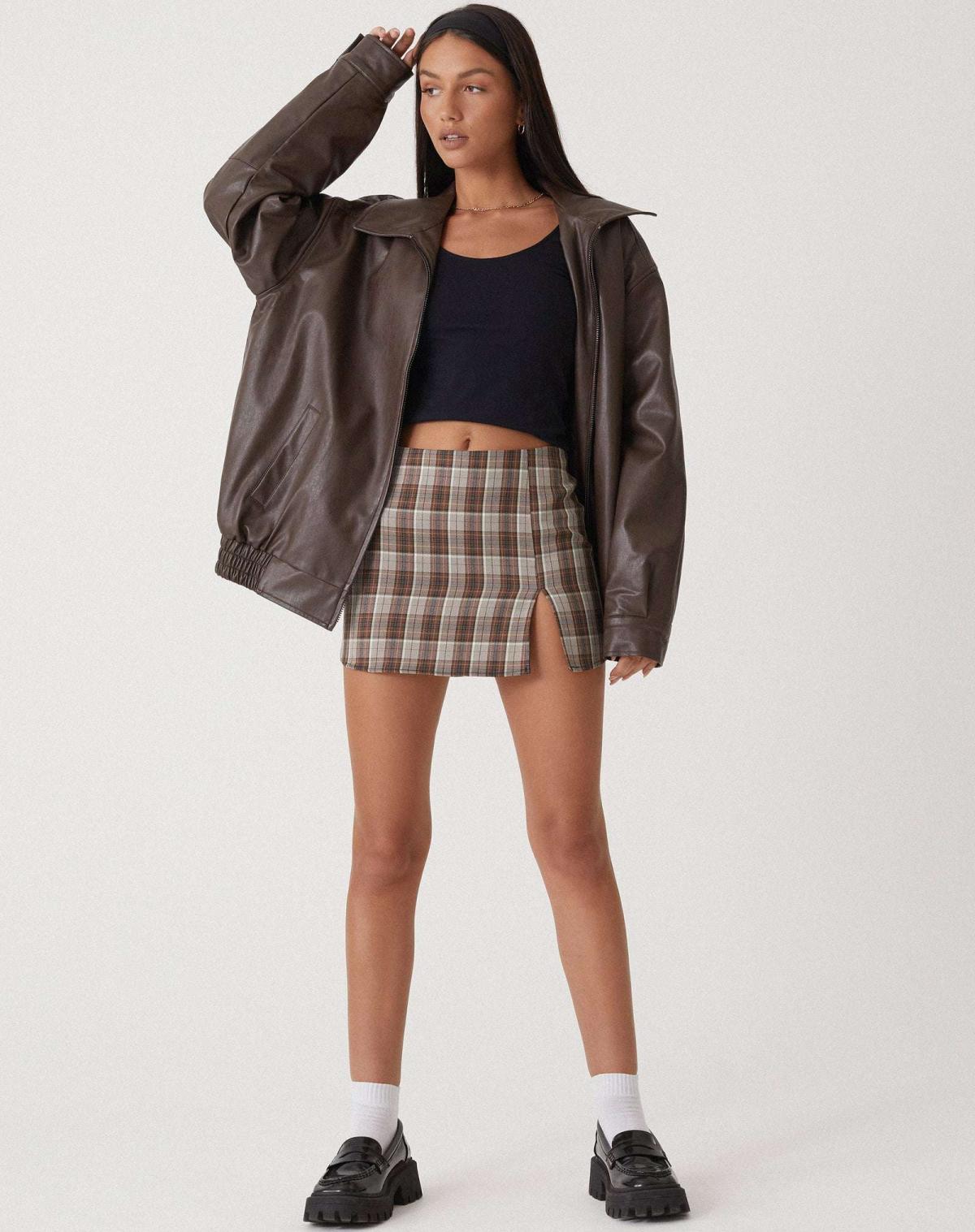 Michelle Oversized skórzana kurtka – przód stylizacja z krótką spódnicą