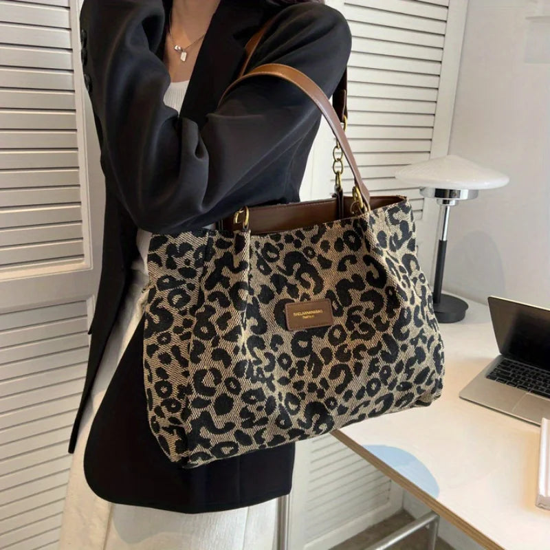 Torebka Leopard Luxe w panterkę na stole – duża torba z płótna