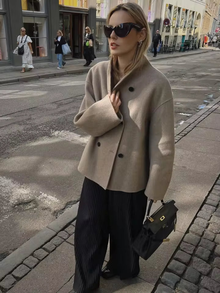 Lorayne – beżowa kurtka oversize z podwójnymi guzikami / Beige – elegancki, ciepły ton.