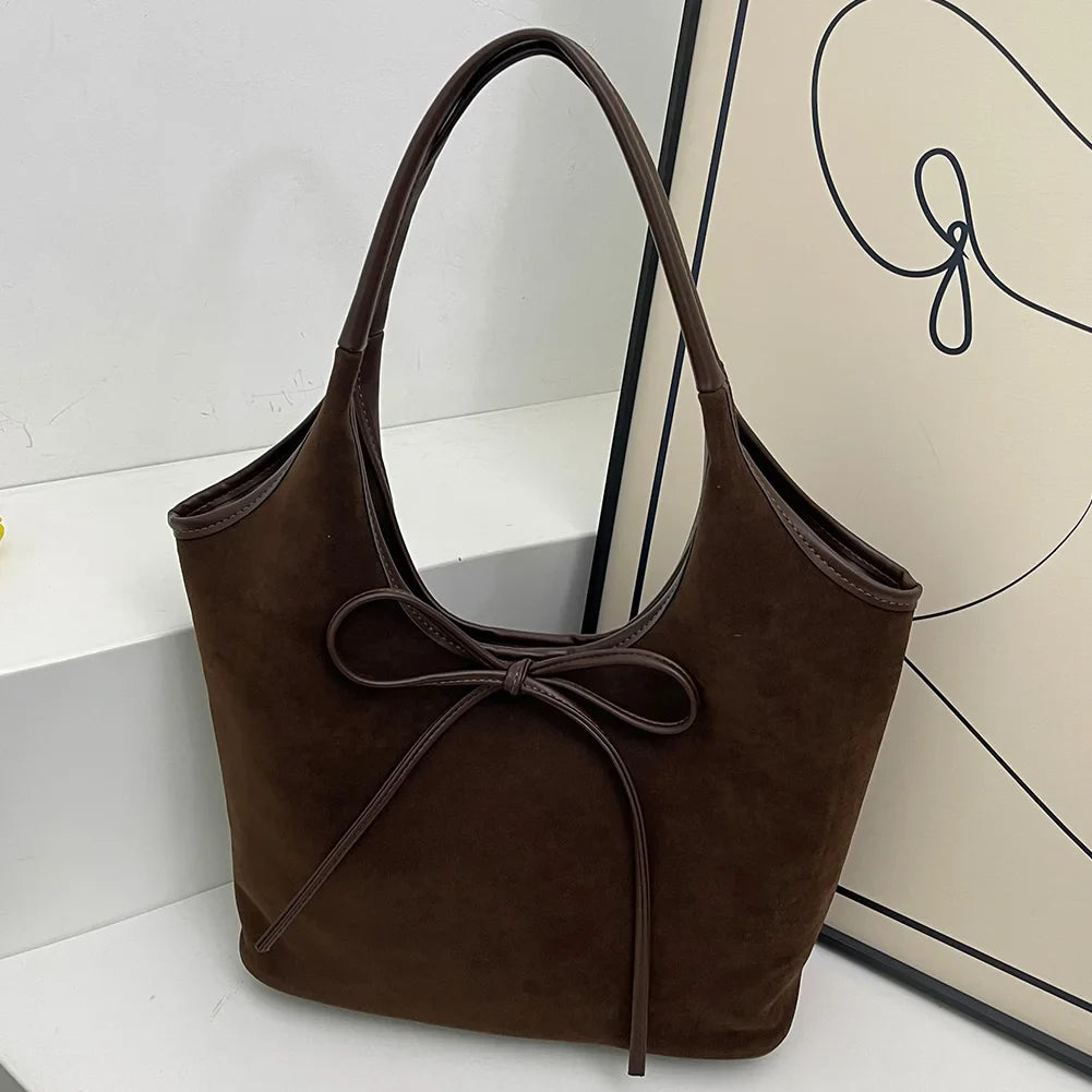 Lily Bow Bag w kolorze brązowym – zamszowa torebka z kokardą
